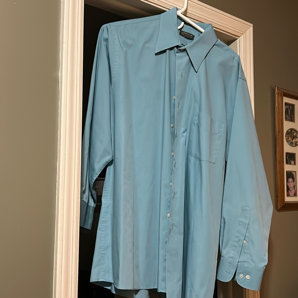 Men’s arrow dress shirt. Size large. 16 neck 32-33 sleeve
